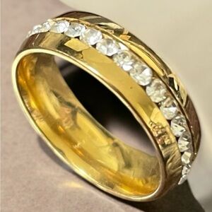Beautiful comfort-fit gold-tone sparkling eternity promise wedding ring size 7